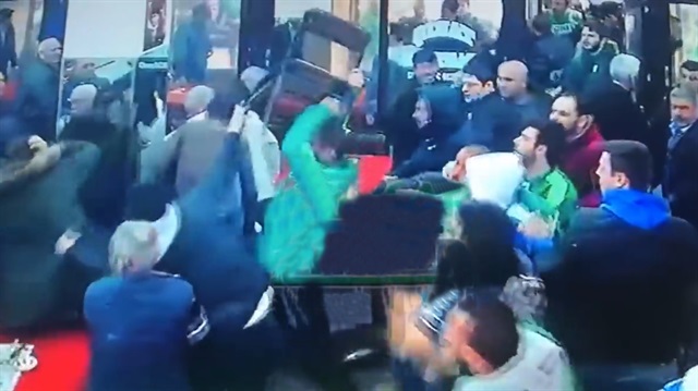 Akhisarspor ve Bursaspor taraftarı kahvehanede birbirine girdi!
