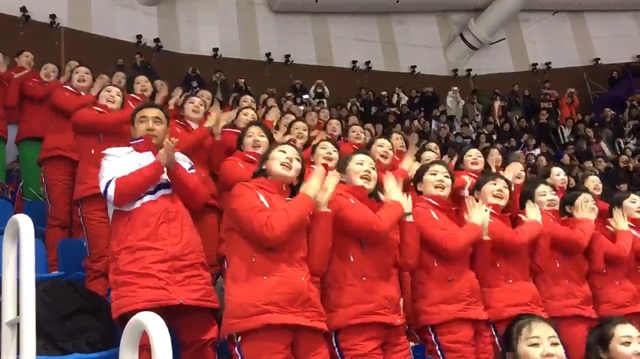 Takımlarına tezahürat yapan Kuzey Koreli kızlar
