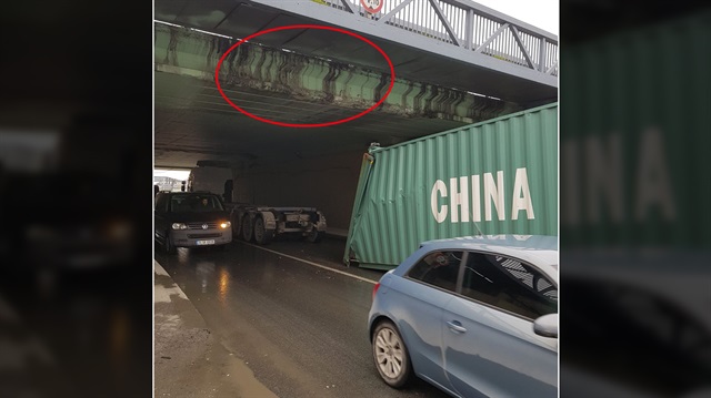 İstanbul Zeytinburnu'nda E-5 karayolunu bağlayan alt geçite TIR dorsesi takılarak yola düştü.