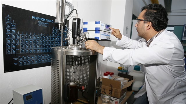 Çeşitli moleküllerin sentezinden oluşan yeni malzemenin, jeotermalden elektrik üretimini yaklaşık yüzde 20 artırarak yıllık 180 milyon dolar civarında kazanç sağlaması bekleniyor.