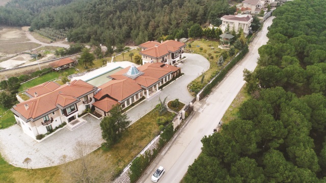 Uludağ manzaralı, yaklaşık 17 dönüm arazide kurulu ve 3 bin metrekare kapalı alana sahip malikanenin içerisinde yarı olimpik yüzme havuzu ve spor sahaları bulunuyor.