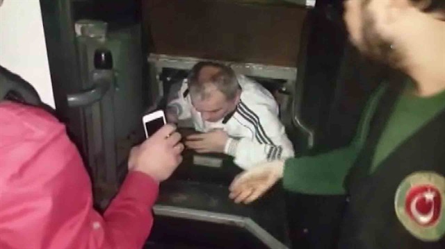 Otobüsün gizli bölmesinde Gürcistan'a kaçmak isterken böyle yakalandılar