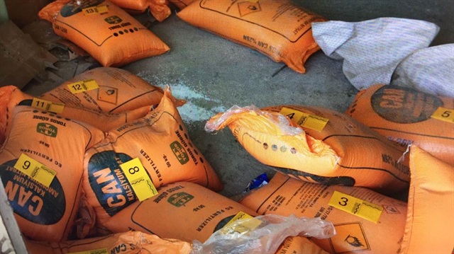Operasyonda bir depoda patlayıcı yapımında kullanılan 950 kilogram amonyum nitrat ele geçirildi.