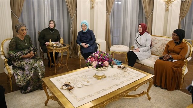 Cumhurbaşkanı Erdoğan'ın eşi Emine Erdoğan resmi ziyaret için Türkiye'de bulunan Gambiya Cumhurbaşkanı Adam Barraw'un eşi Fatoumatta Bah Barrow ile bir araya geldi. Görüşmede, Aile ve Sosyal Politikalar Bakanı Kaya da yer aldı.