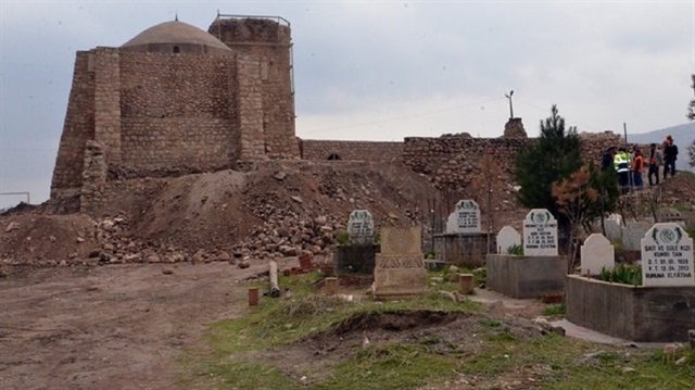 Çalışmadan etkilenecek mezarlıkların yeri değişiyor.