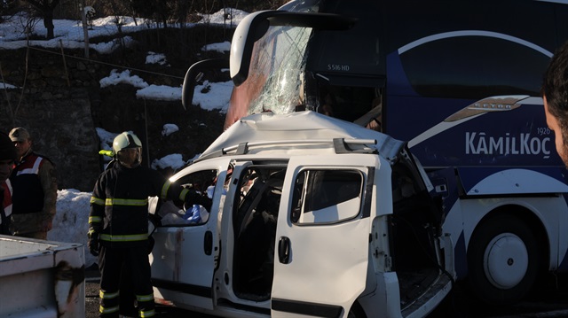 Yolcu otobüsü hafif ticari araçla çarpıştı: 4 ölü, 7 yaralı