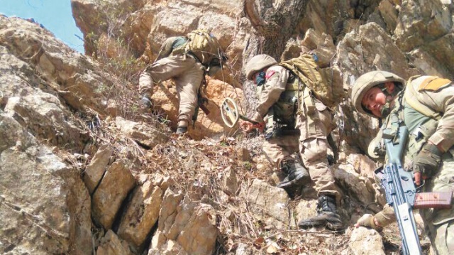 Özel eğitimli askerler, 900 kod numaralı tepeye sızarak burayı ‘tek kurşun atmadan’ ele geçirdi.