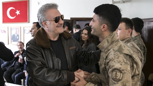Sanatçı ve Mehmetçik el ele