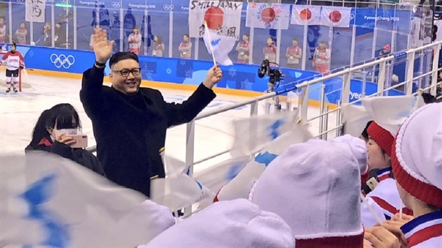 Müsabaka sırasında Kuzey Koreli amigo kızların arasına giren ülkenin lideri Kim Jong-un'a benzeyen kişi, güvenlik görevlilerince dışarı çıkarıldı.