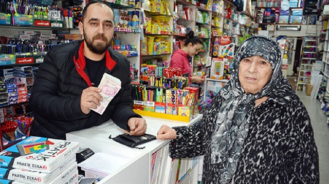 Murat Aslan, 75 yaşındaki Nazife Gün'e parasını teslim etti. 
