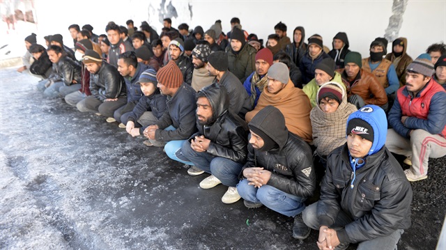 Olay yerine giden ekipler, yabancı uyruklu 79 kişiyi yakaladı.