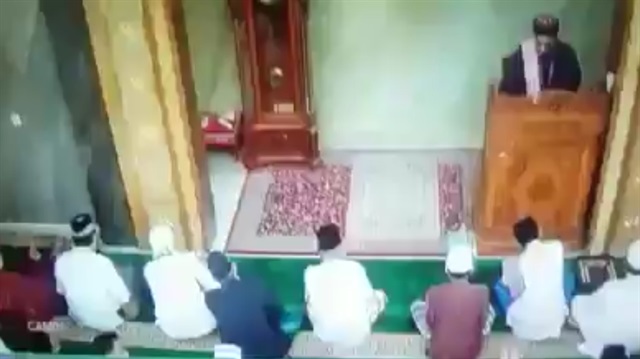 İmamın kalp krizi geçirme anı kamerada
