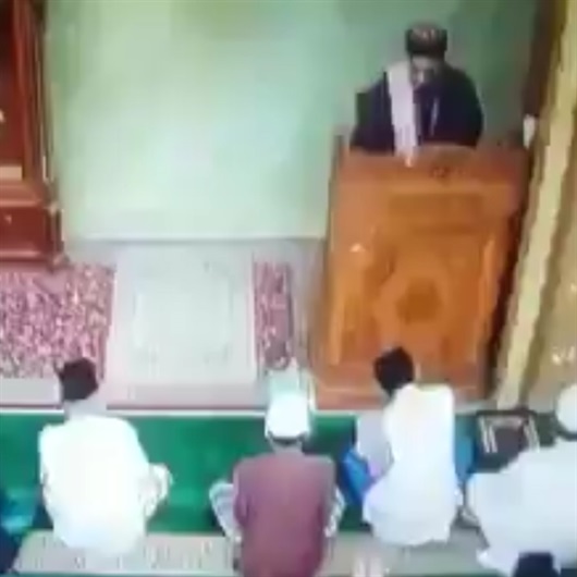 İmamın kalp krizi geçirme anı kamerada