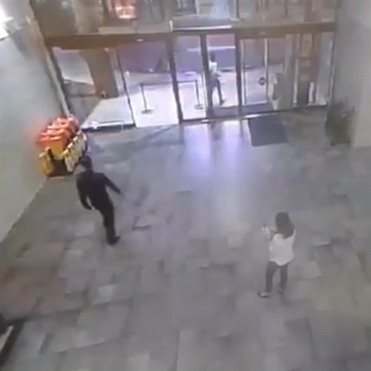 Alışveriş merkezinde akılalmaz kaza kamerada