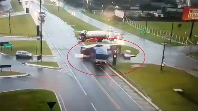 Otobüsü ortadan ikiye bölen feci kaza kamerada