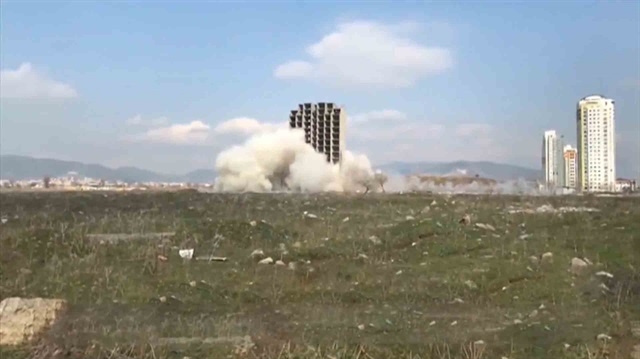 Canlı yayında 300 kilo dinamitle patlatılan bina yıkılmadı