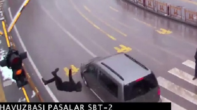 Otomobilin çarptığı genç havaya uçtu
