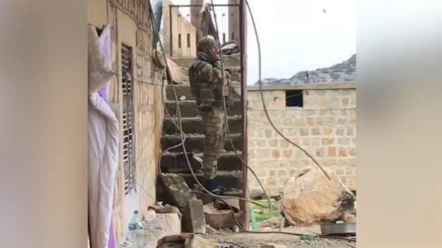 Ezan dinmez, bayrak inmez... Mehmetçik teröristlerden arındırılan köyde ezan okudu