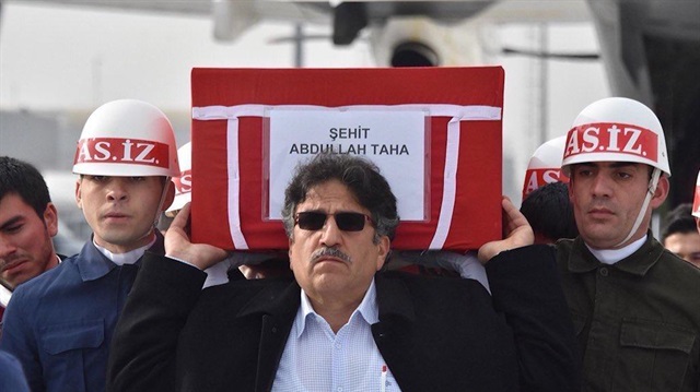 Bir babanın en ağır yükü: Şehit oğlunu omzunda taşıdı