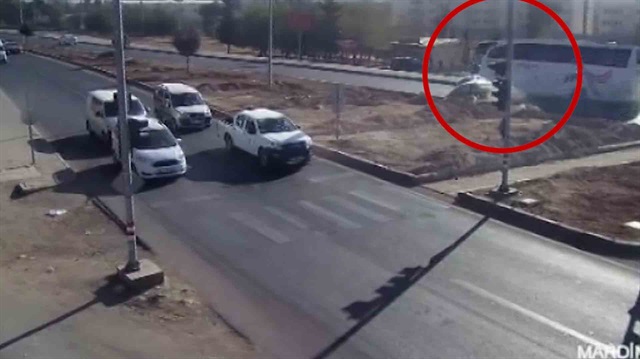 Otobüsü aracı biçtiği feci kaza kamerada