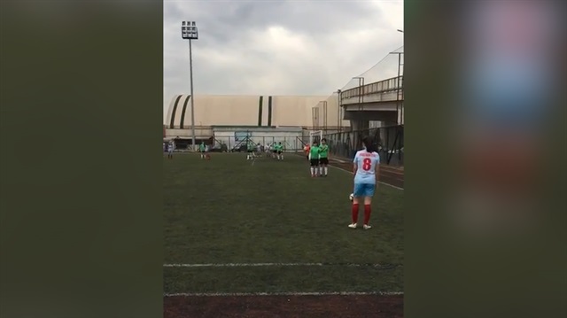 Yok böyle bir gol... Milli kadın futbolcudan inanılmaz frikik golü