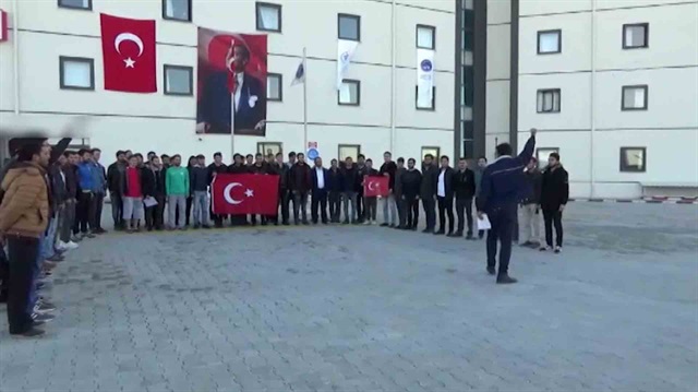 Üniversite öğrencileri kampüsü Komando andı ile inletti