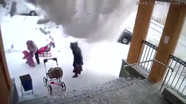 Çatıdan düşen çığ kamerada
