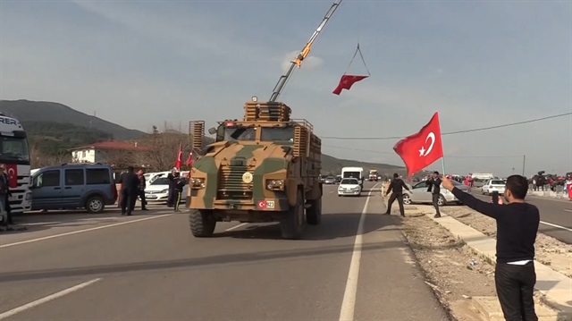Halk Mehmetçiği yalnız bırakmadı: Bayrağını alan sokağa koştu