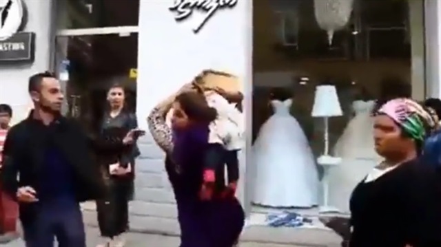 Kavgada çocuğunu sopa gibi kullanan kadın