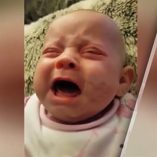 Babası şarkı söyleyince ağlayan annesi söyleyince gülen bebek