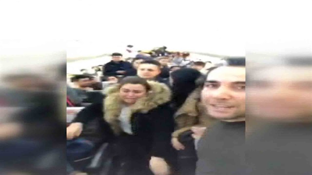 Uçakta sinir krizi geçiren yolcular gözyaşlarına boğuldu