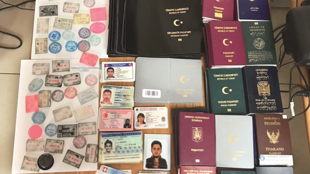 FETÖ üyeliğinden aranan 8 Bylock kullanıcısının adına yapılmış sahte yeşil pasaport çıktı.