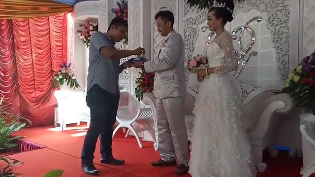 Düğünde pos makinesiyle davetlilerden çekim yapan damat