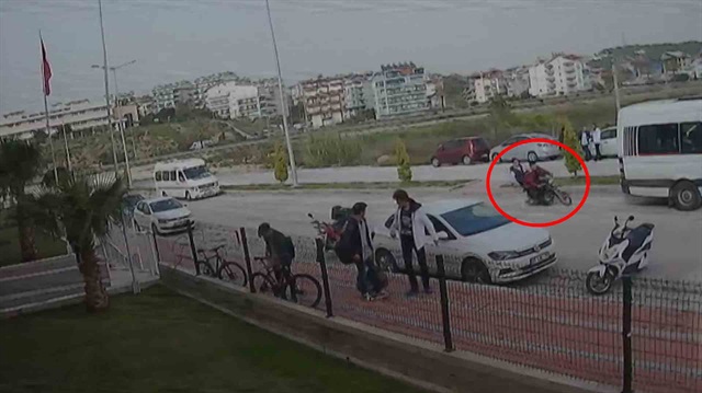Ön kaldıran motosikletli, okul servisine böyle çarptı