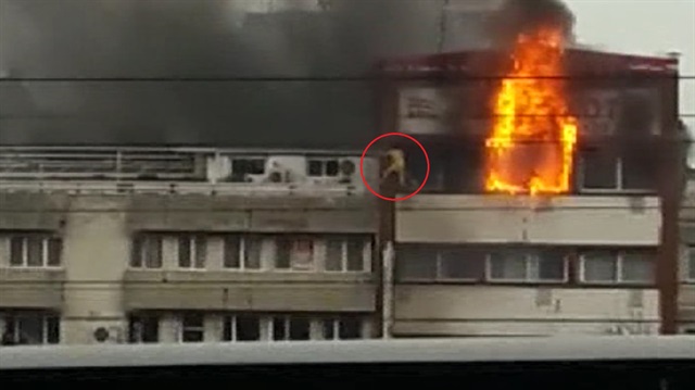 Yangında mahsur kalan kadın camdan böyle düştü