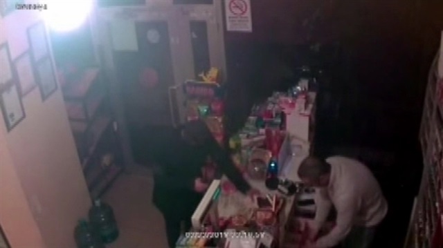 Girdiği markette parmak izlerini silen gaspçı yakalandı