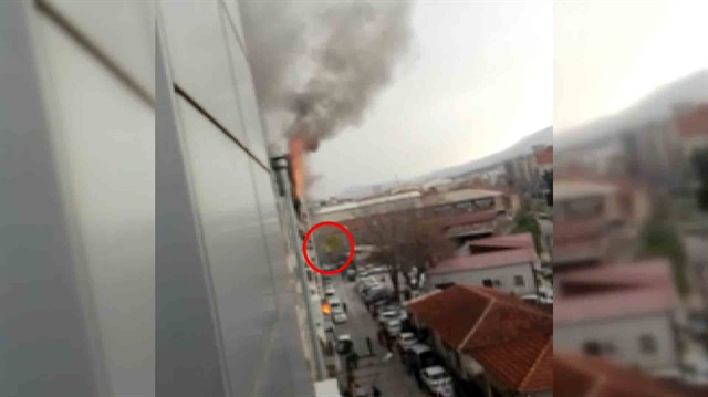 Otelde çıkan yangında 3 kişinin camdan atladığı anlar kamerada