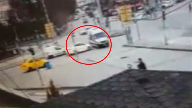 Ambulansa takla attıran feci kaza kamerada