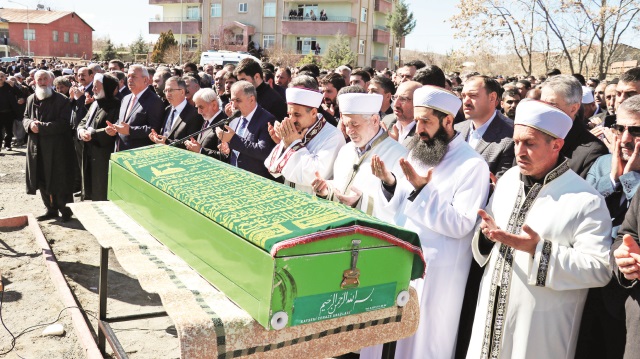 Ergin’in naaşı, İl Müftüsü Yusuf Sarıkaya tarafından kıldırılan cenaze namazının ardından belde mezarlığında bulunan aile kabristanlığına defnedildi.