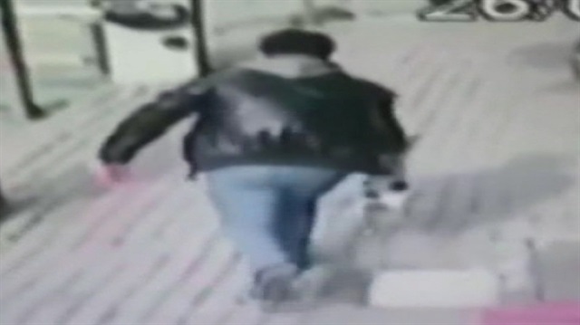 Vicdansız adam hamile kediyi yerden yere vurdu!