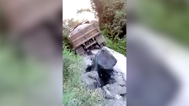 Kamyonun ağırlığına dayanamayan köprü çöktü