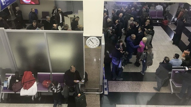 Uçaktaki tüm yolcular indirildi ve bagajları arandı.