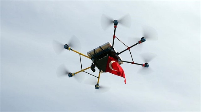 Liseli öğrencilerin yaptığı rüzgar ve güneş enerjisiyle çalışan drone.