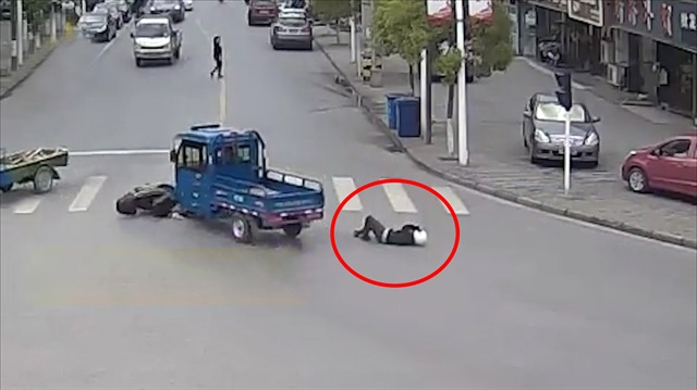 Motosikletliye çarpıp kaçan şoföre haddini bildirdiler