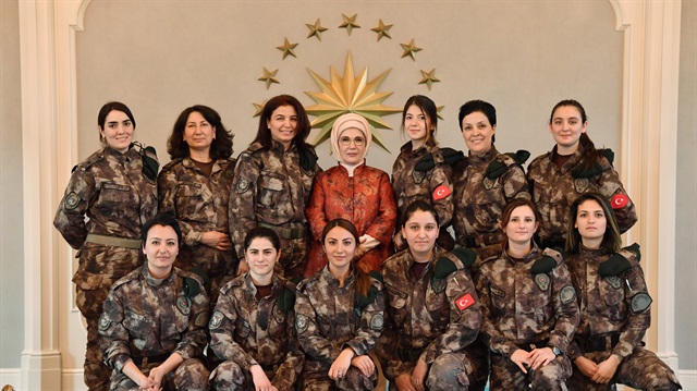 Emine Erdoğan, polis eşlerinin ve annelerinin de bu mücadeleye omuz veren "güçlü kadınlar" olduğunun altını çizdi.