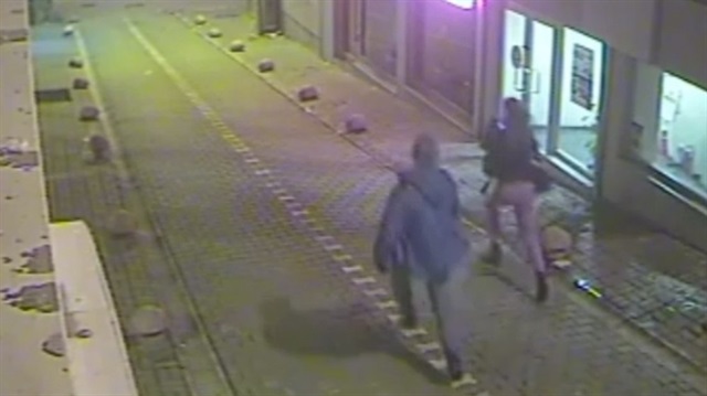 Silahlı gaspçı çantasını aldığı genç kızı yerde sürükledi