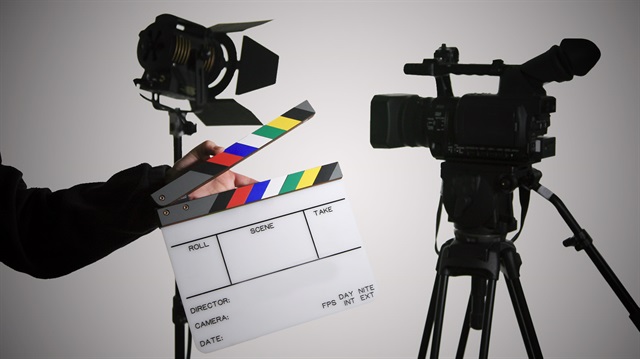 Kırşehir'deki sanat merkezinde Kitap getiren çocuklara film izletiliyor.