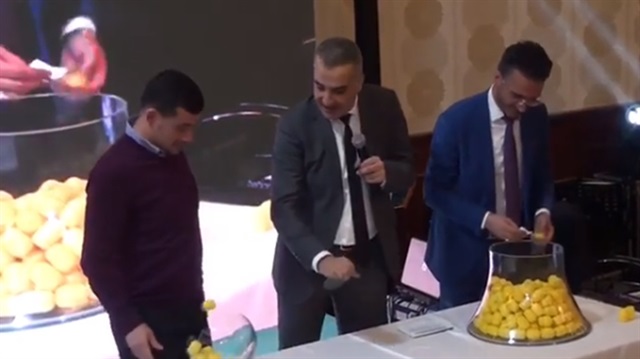 Sunucu Bekir Develi'nin yaşadığı talihsiz an objektife böyle yansıdı.