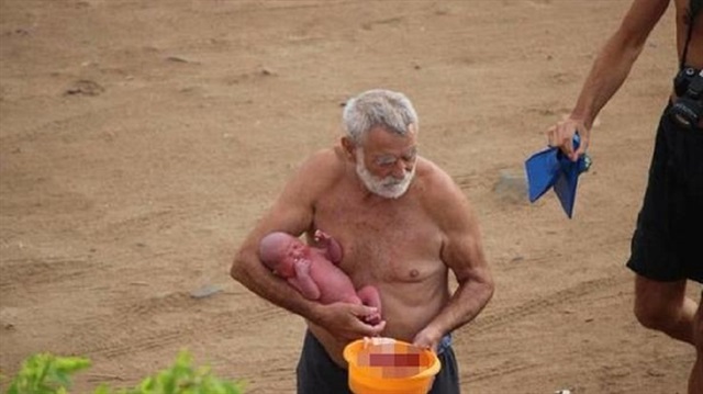 Suda doğum yapan genç kadına uzman bir doktor yardım etti.