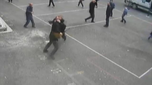 Veli okulda müdür yardımcısına saldırdı